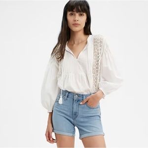 Levi’s Light Wash Mid Rise Mid Length Shorts in Oahu Clouds Size 27